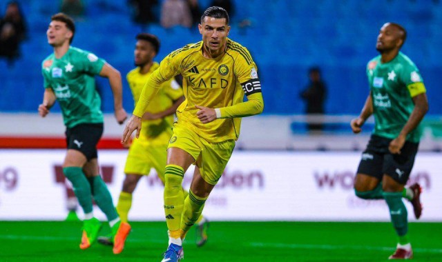 5-0！利雅得胜利获11连胜，2分优势领跑，41岁C罗传射+斩第965球